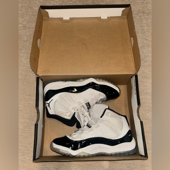 Jordan’s  11 retro (ps) kids size 2Y - Picture 9 of 9